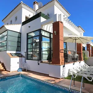 011 Bright And Spacious With Private Pool Holiday home